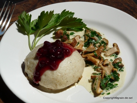 Gefüllte Thymian-Dampfnudeln mit Pfifferlingragout | Salzkorn – meine ...