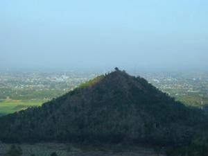 Gunung Mirip Piramida Jawa Timur