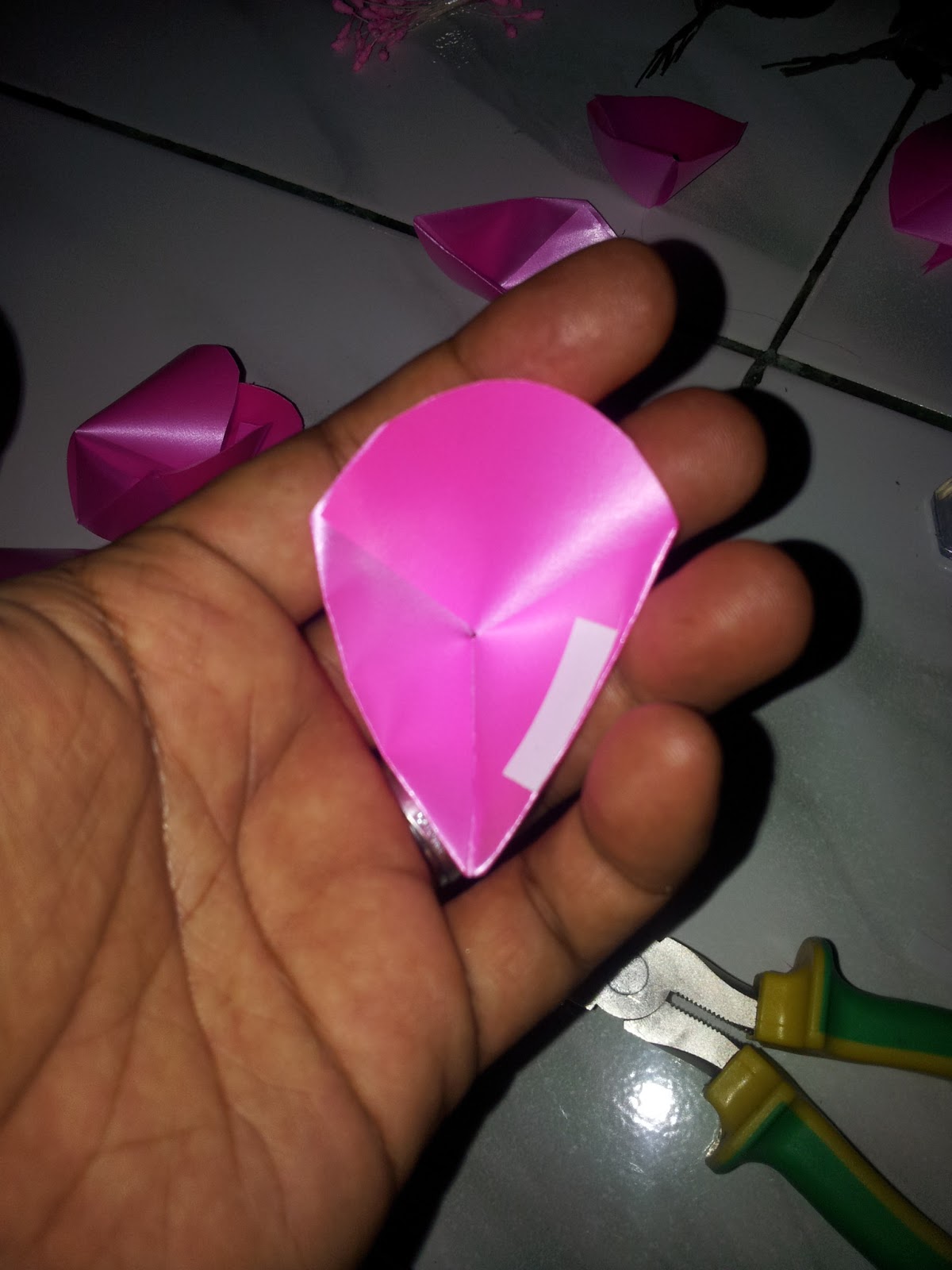 MEMBUAT MAWAR DARI PITA JEPANG