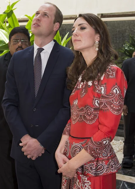 Kate Middleton and Prince William lay a wreath at Taj Hotel, scene of Mumbai terror attacks