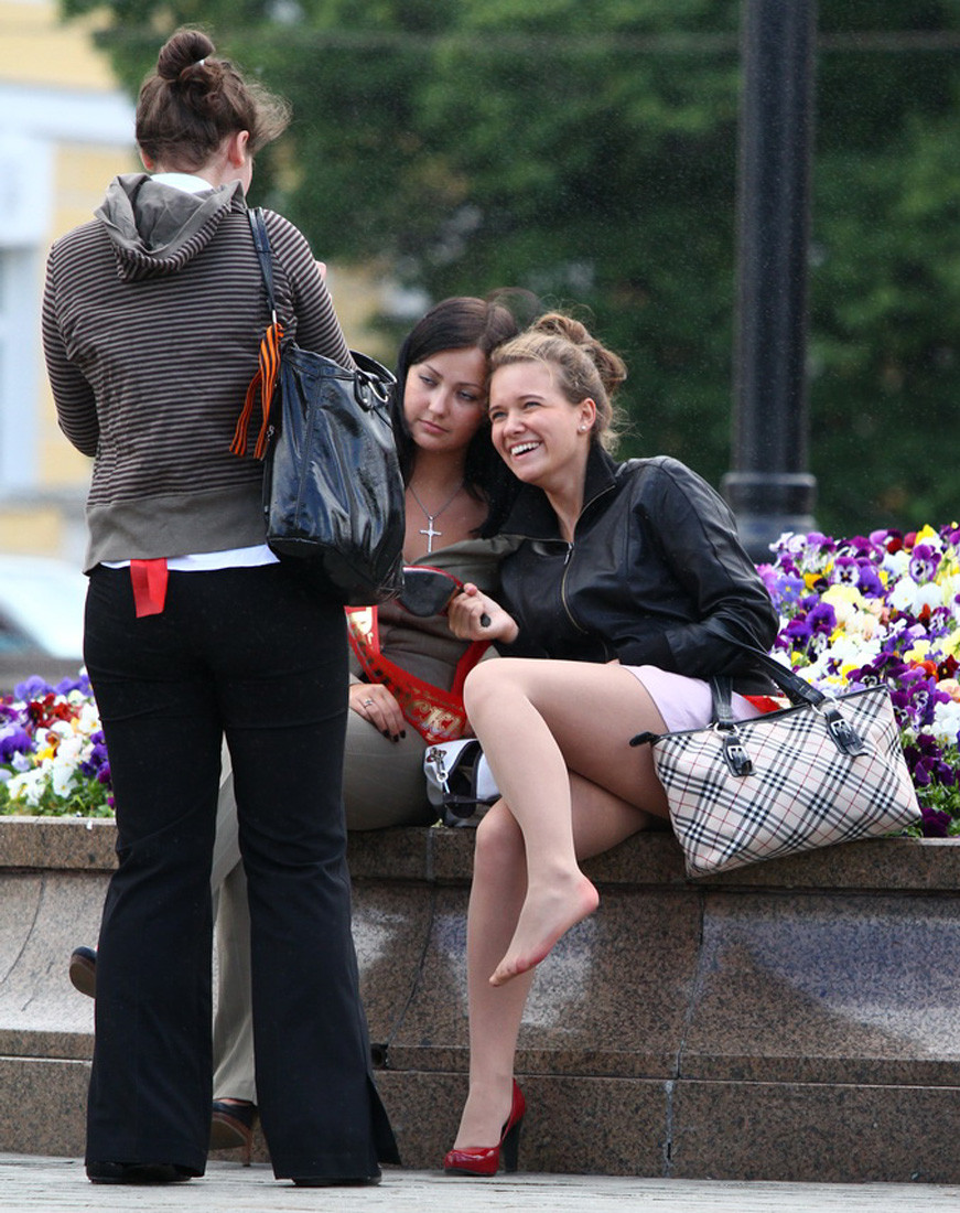Enjoy the Pantyhose Candids and Feet.
