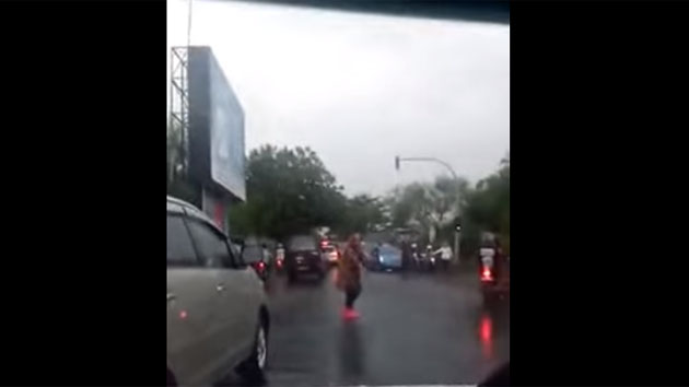 HEBOH! Walikota Surabaya Tri Rismaharini Hujan-Hujan Mengatur Lalu Lintas HEBOH! Walikota Surabaya Tri Rismaharini Hujan-Hujan Mengatur Lalu Lintas