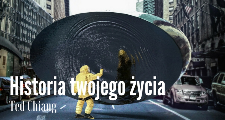 Historia twojego życia - Ted Chiang | Między sklejonymi kartkami Fragment okładki przedstawiający szklany ekran w kształcie elipsy na środku ulicy między wysokimi budynkami i dotykającego go człowieka w żółtym kombinezonie ochronnym