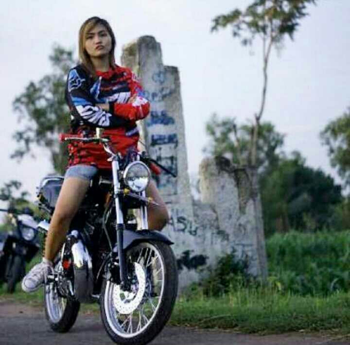 Wanita Cantik Naik Motor Rx King - Kumpula wanita Cantik