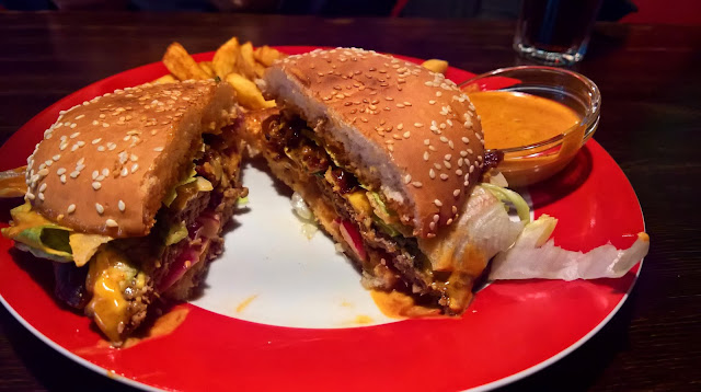 Jyväskylän paras hampurilainen testi Mallaspulla maistelee Pancho Villa pekoniburger