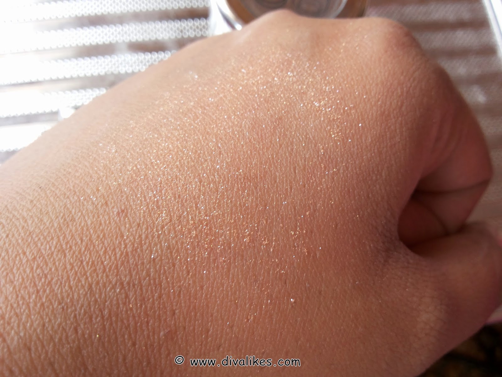 Colorbar Mettalics Body Shimmer Powder Miss Reflective 001 Review