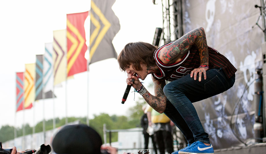 Oliver Sykes короткие волосы