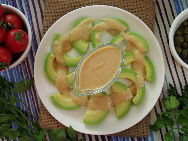 Закуска из авокадо с пикантным соусом из арахиса