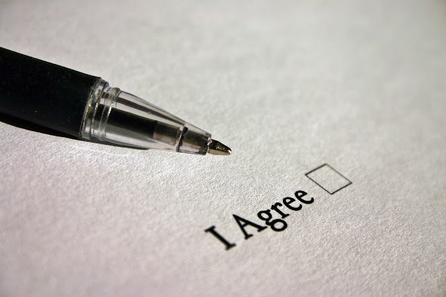 Pen ready to check mar the box next to the text I Agree