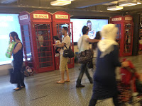 Телефонная будка в английском стиле в аэропорту Стамбула