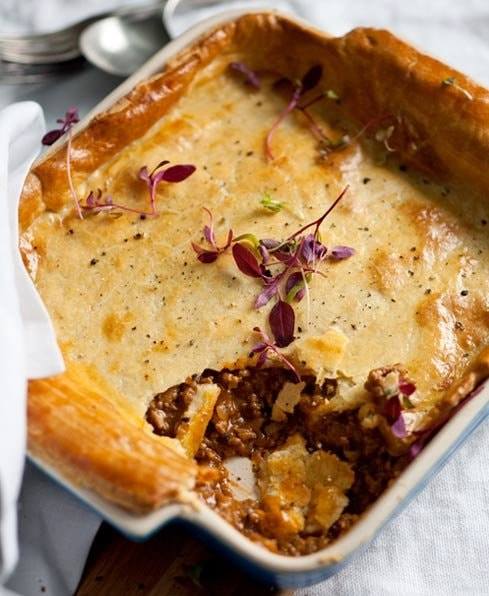 In en om die huis: Mince and onion pie with cream-cheese pastry