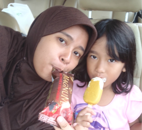 makan es krim bersama anak