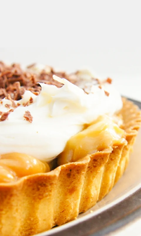 An easy recipe for 8 Minute Banoffee Pie, the most indulgent of desserts Throw it together while dinner is cooking and pop it in the fridge to chill until you're ready to serve it.