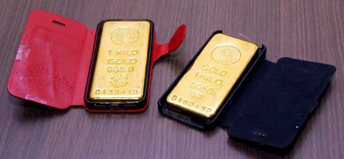 1 kg gold seized in Karipur airport, Toilet, Smuggling,