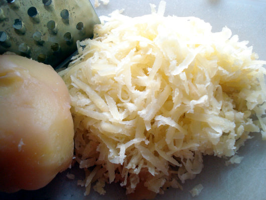 Winter lunch from Podravina by Laka kuharica: Peel the cooked potatoes and grate them