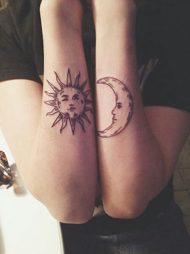 Essa tatuagem conjunto, representado o utente antebraços, torna o sol e a lua crescente em tinta preta.