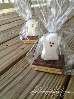 Looking for a fun Halloween treat -- that you can make last minute? Make these spooky s'mores favors at www.abrideonabudget.com.