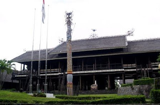 Rumah lamin kalimantan timur kaltim rumah adat kalimantan timur 300x198 Gambar Rumah Adat Indonesia