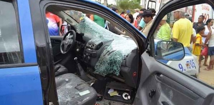 Homem tenta incendiar viatura da PM após quebrar veículo a pedradas na Bahia Homem tenta incendiar viatura da PM após quebrar veículo a pedradas na Bahia