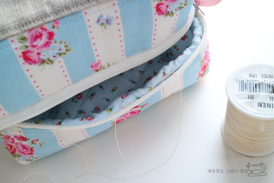 Easy Zippered Box Pouch. How to Sew DIY Photo Tutorial