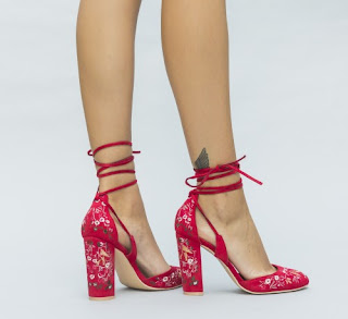 Sandale Rosii cu toc gros din piele intoarsa cu model floral Sandale Rosii cu toc gros din piele intoarsa cu model floral