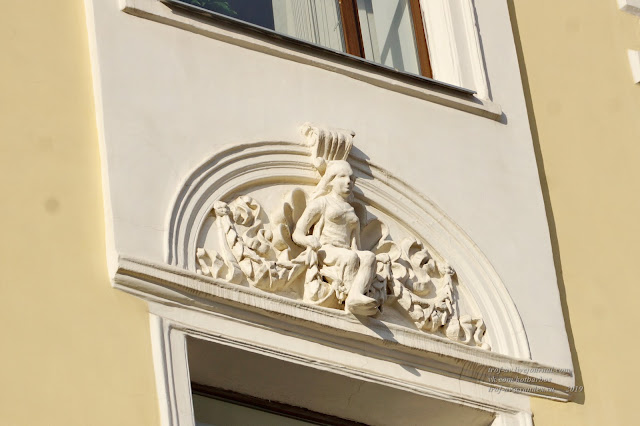 Скульптурное изображение в интерьере