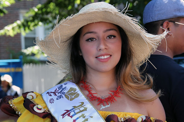 hermosa reina del desfile ecuatorian mostrando uno de los trajes tradicionales