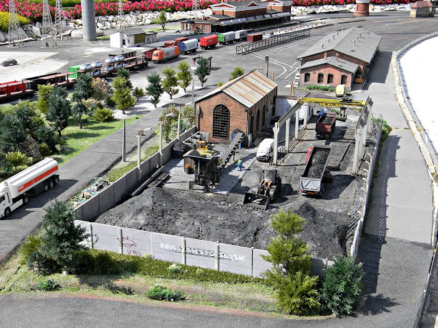stacja kolejowa w miniaturze miniaturowe pociągi i składnica węgla w Minieurolandzie w Kłodzku