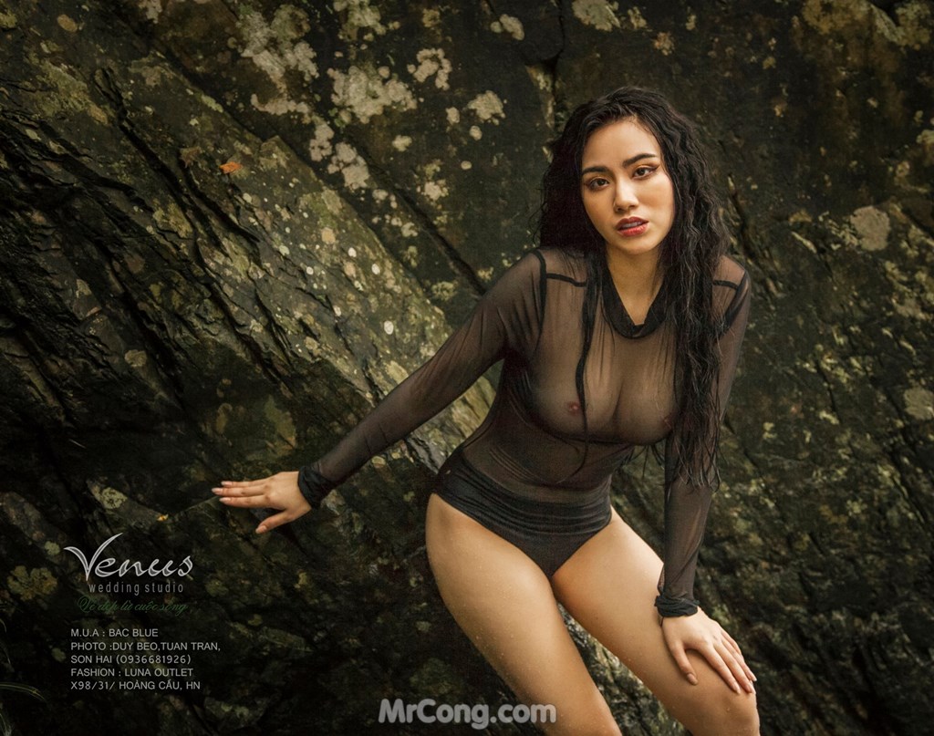 Linh Miu boldly let go of her chest in a set of photos taken under a waterfall