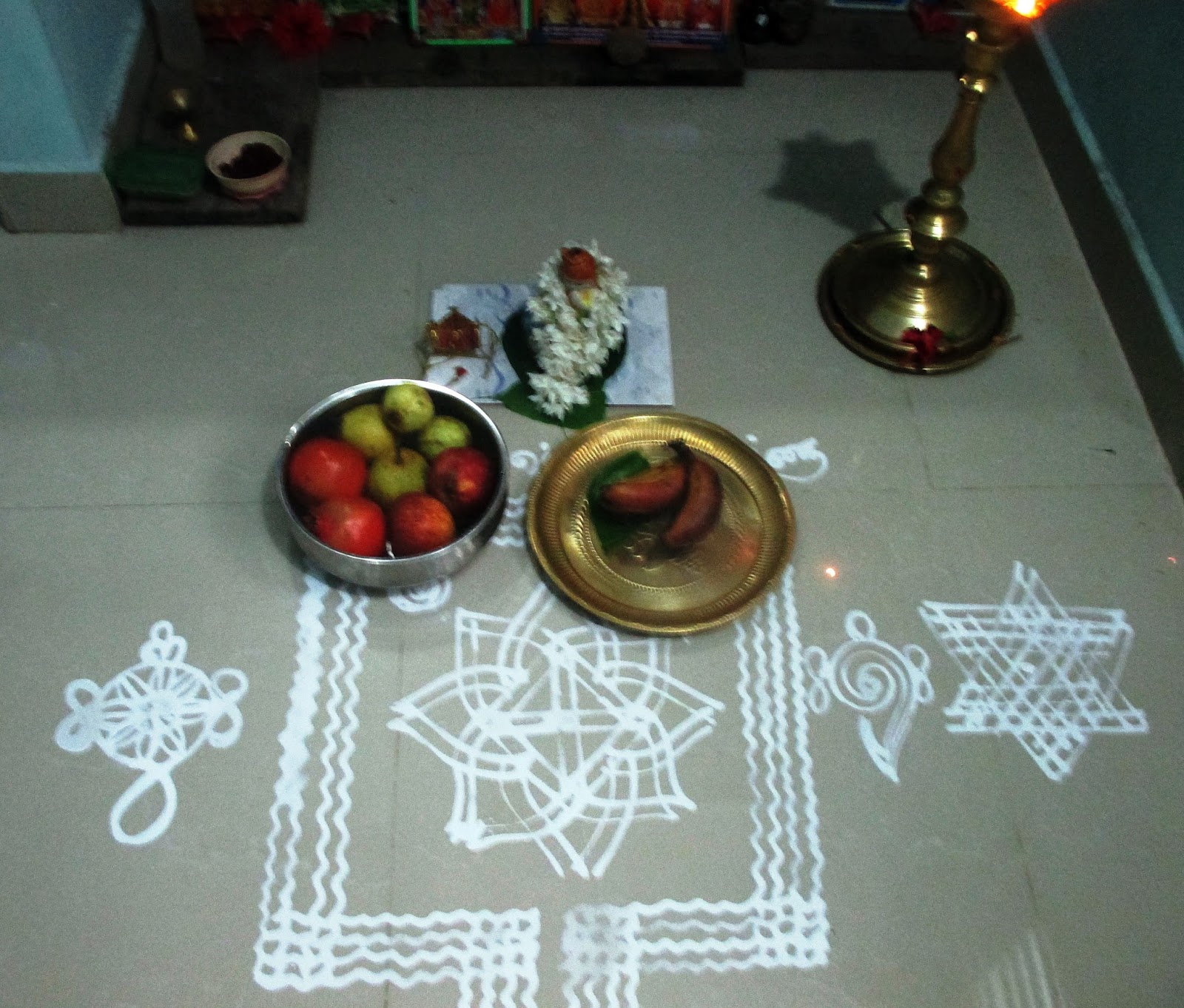 Demo kolam of wet rice flour Makkolam