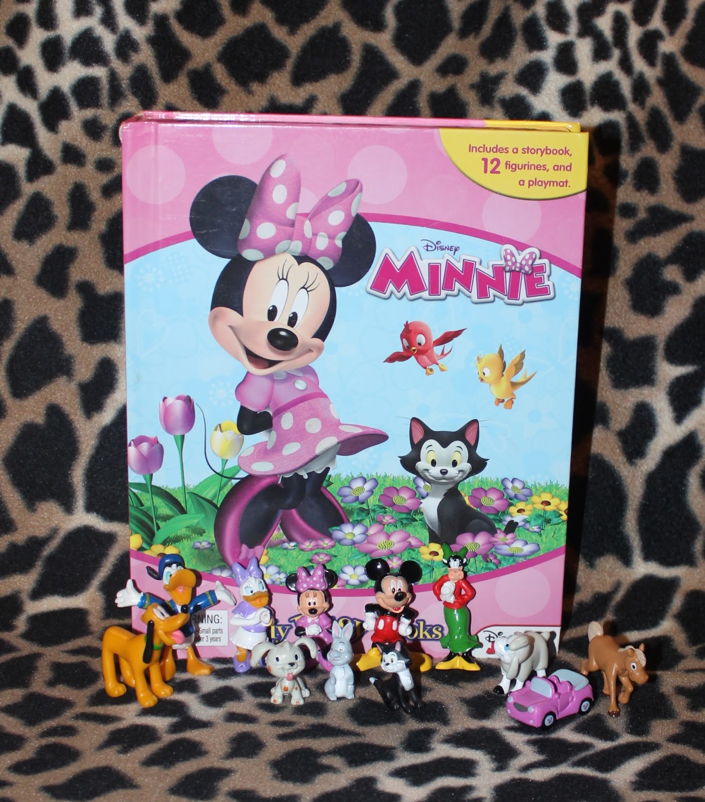 minnie mouse book with figures