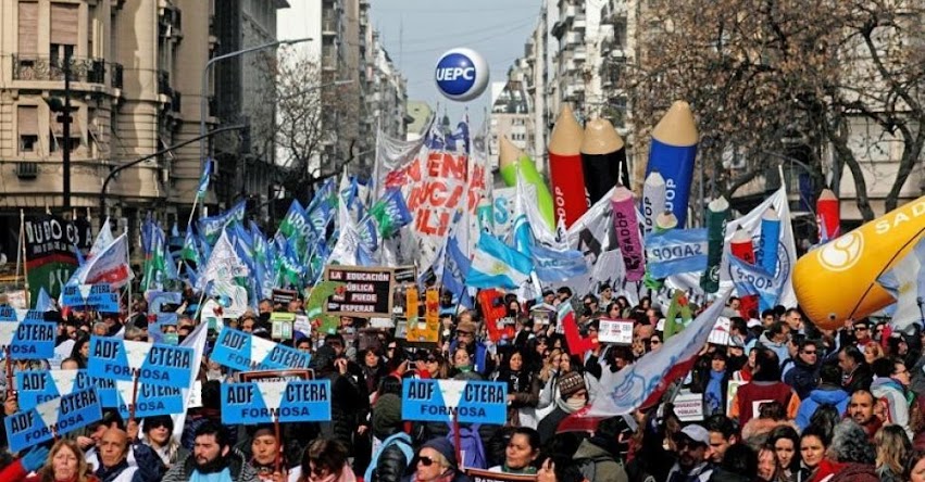 ARGENTINA EN HUELGA MAGISTERIAL 2019: Demandan aumento de sueldo, y anuncian paro de 72 horas (6, 7 y 8 Marzo) ARGENTINA EN HUELGA MAGISTERIAL 2019: Demandan aumento de sueldo, y anuncian paro de 72 horas (6, 7 y 8 Marzo)
