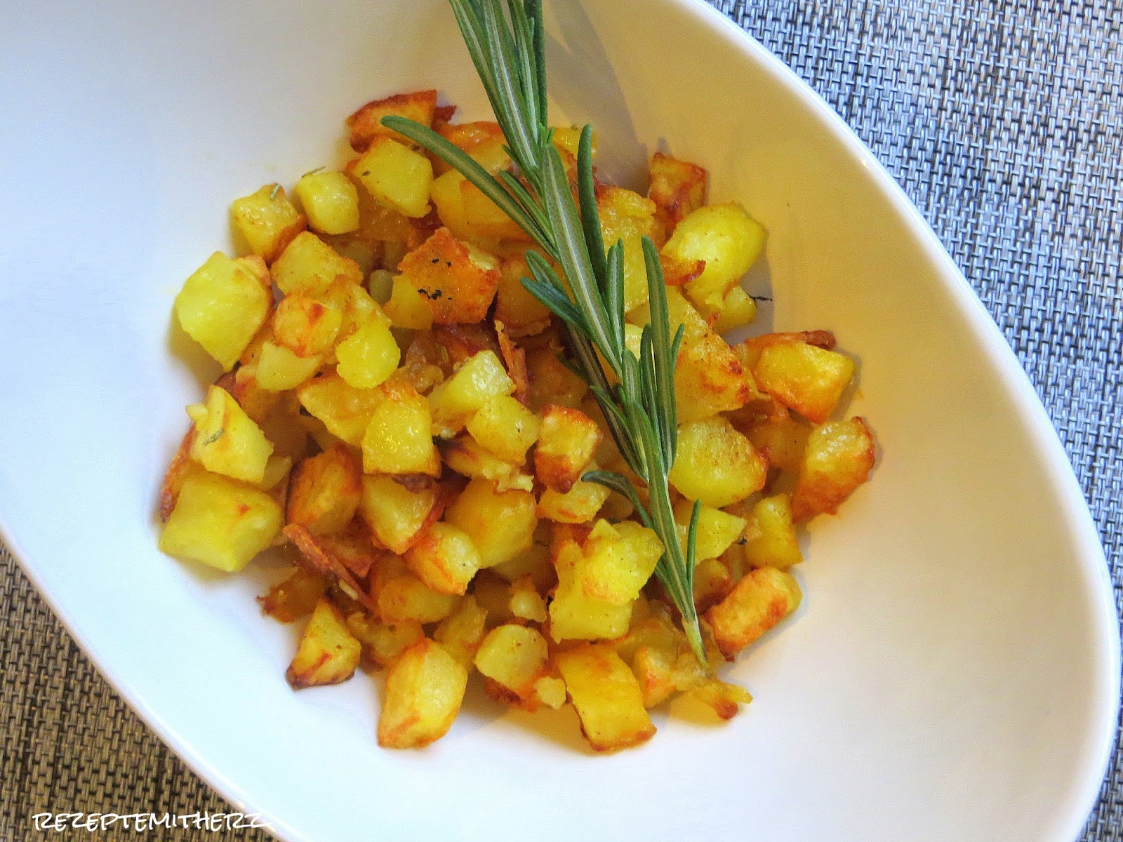 Rezepte mit Herz: Bratkartoffeln mit Rosmarin und Frühlingsquark