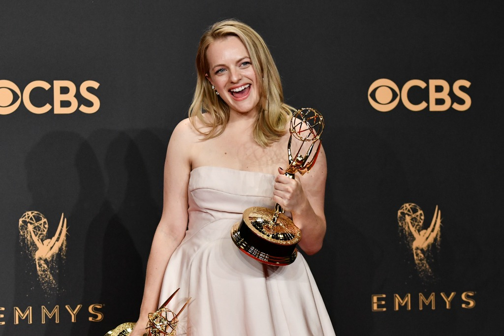 Elisabeth Moss recebe Emmy