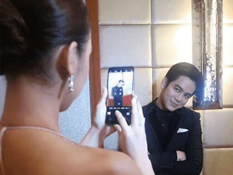 Julia Barretto showed its 18:9 screen Julia Barretto showed its 18:9 screen