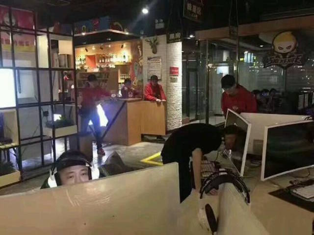 Kepala gamers tersangkut