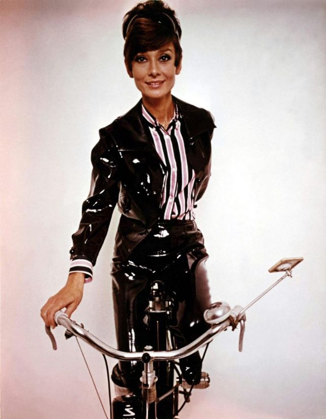 14 fabuleuses photographies d'époque d'Audrey Hepburn en bicyclette
