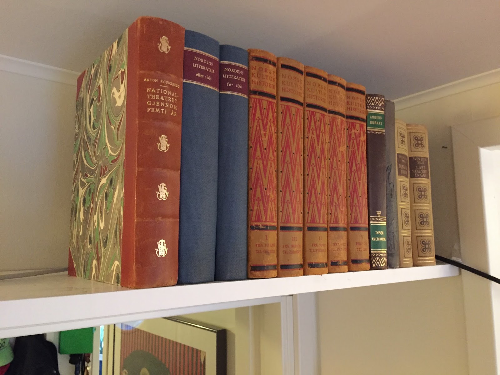 DIYcrap Hiding an ugly WiFi router with some old books