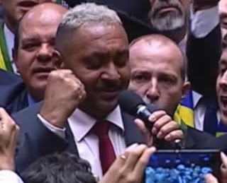 Voto de Tiririca: "Senhor presidente, pelo país, meu voto é Sim!" | Foto: TV Câmara / Reprodução
