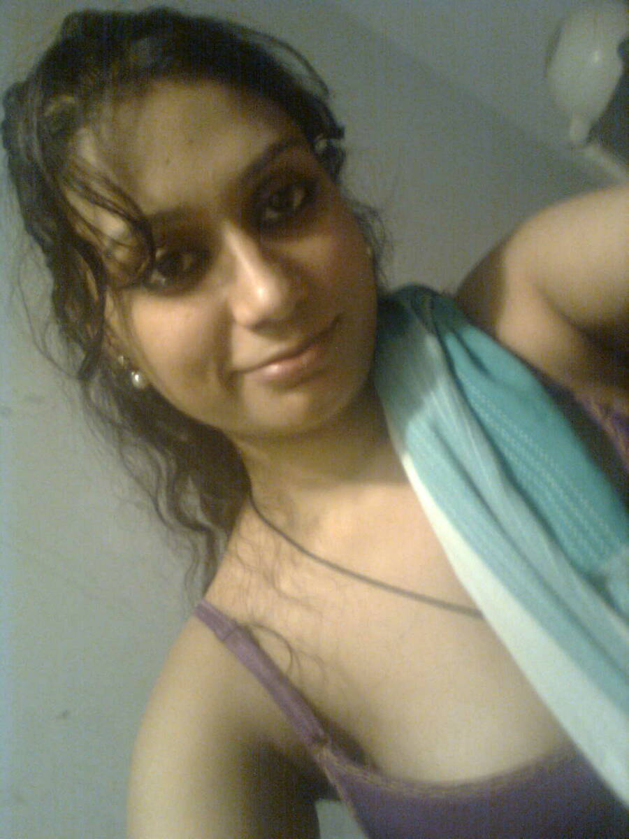 Hot Indian Desi Girl Photoshoot In Bra And Without Blouse Saree Chuttiyappa