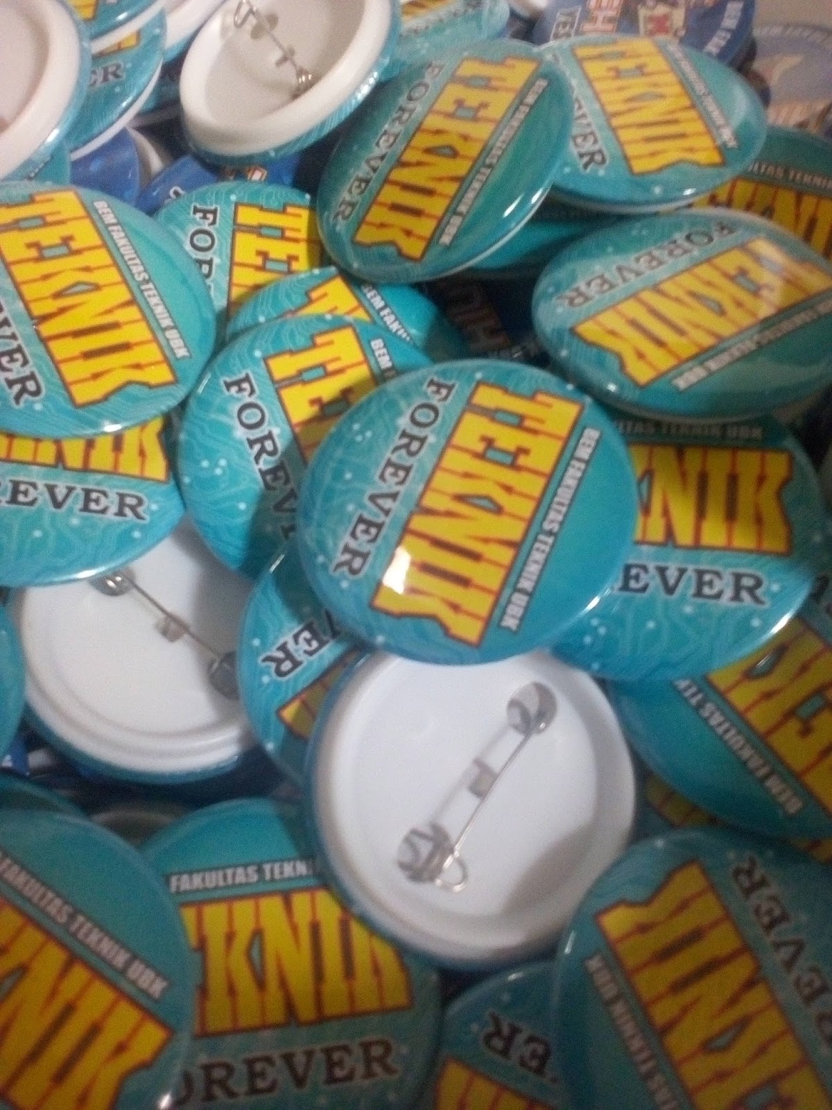 SPESIALIS PRINTING STICKER JAKARTA Tempat pembuatan pin di Jakarta