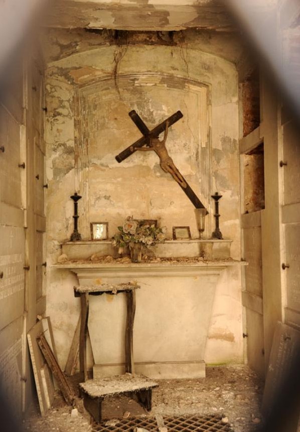 Фамильные склепы изнутри. Кладбище реколета в склепе. Фамильный склеп внутри. Склеп внутри. Новодевичье кладбище питер склепы внутри.