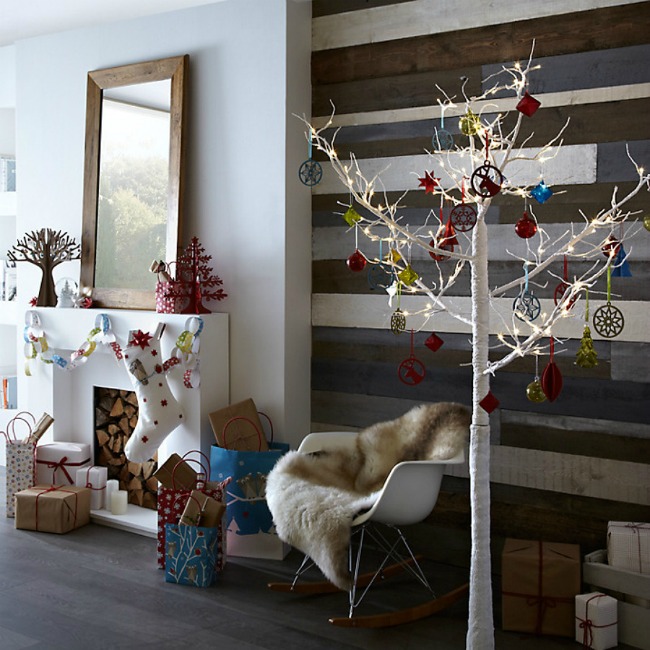 arbol blanco con bolas de colores