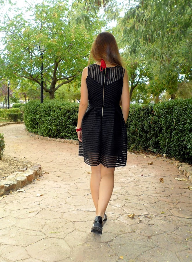 Vestido negro calado, blazer burdeos y mocasines blanco y negro