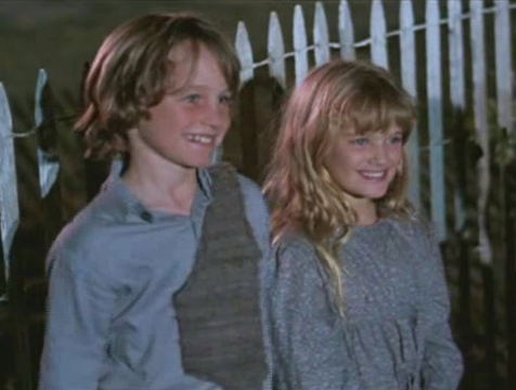Job (Robby Kiger) y Sarah (Anne Marie McEvoy) en Los chicos del maíz - Cine de Escritor Job (Robby Kiger) y Sarah (Anne Marie McEvoy) en Los chicos del maíz - Cine de Escritor