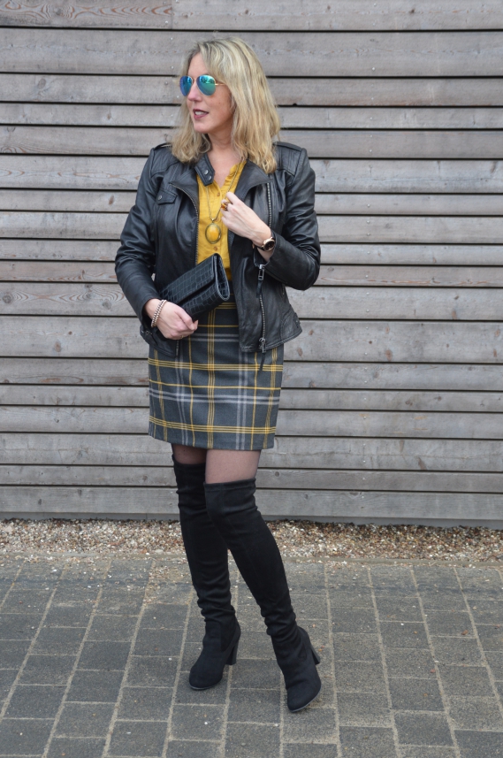 Ü40 Overnknees kombiniert Outfit