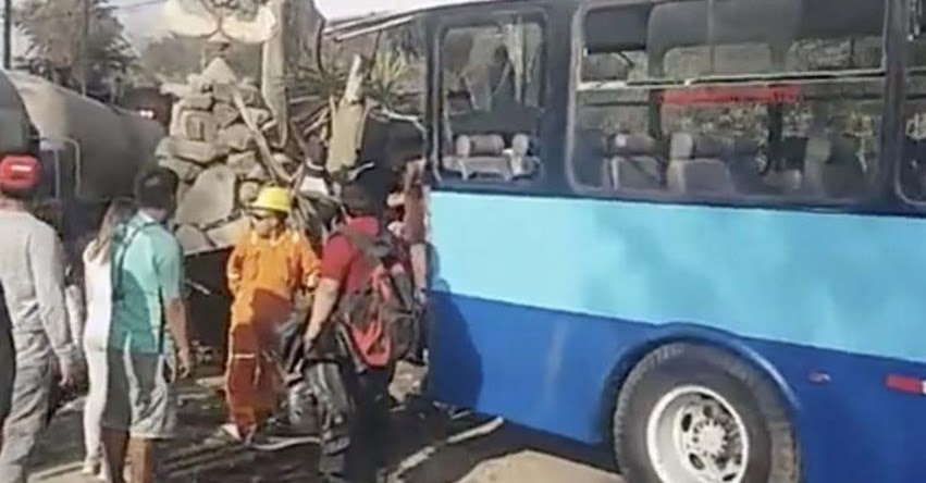 Bus escolar que regresaba de un paseo campestre colisiona con locomotora en Chaclacayo y deja cerca de 20 estudiantes heridos Bus escolar que regresaba de un paseo campestre colisiona con locomotora en Chaclacayo y deja cerca de 20 estudiantes heridos