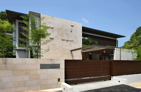 Perpaduan menarik antara pagar rumah dan rumah minimalis