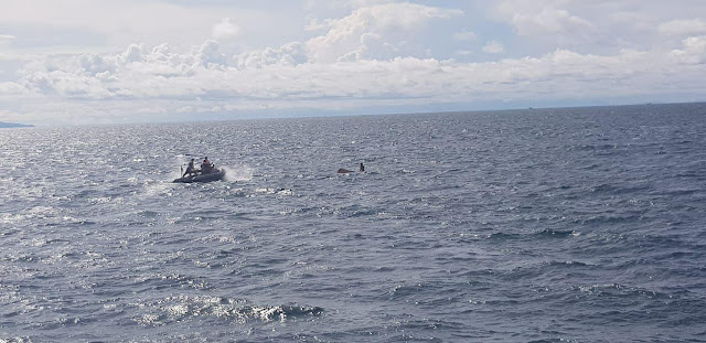 KRI Albakora-867 Evakuasi Awud Waroke, Nelayan Sorong Yang Terapung di Perairan Selat Sele.lelemuku.com.jpg