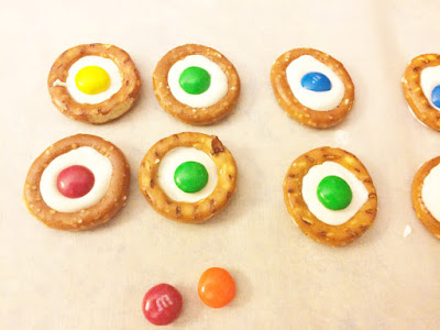 Make a sweet, simple, and delicious treat for your Halloween party with these Monster Eyes pretzel treats.  They are just "scary" enough to fit in at the Halloween dessert table but yummy enough that little Halloween guests will love them.